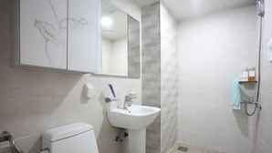 Double Room, 1 Katil Kelamin (Double), Ocean View (Couple Room) | Bilik Mandi | Pancuran mandi, tuala disediakan 