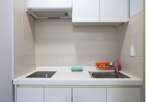 Camera doppia, 1 letto matrimoniale, vista oceano (Couple Room) | Cucina privata | Pentole/stoviglie/utensili