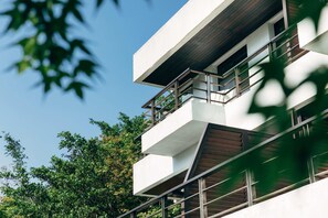 Un bâtiment moderne doté d’un balcon à plusieurs niveaux et d’un escalier.