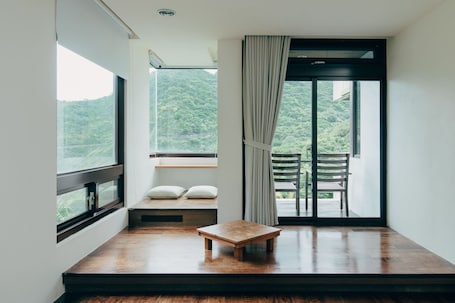 Escritorio, cortinas blackout, wifi gratis y ropa de cama . Adagio Jinguashi