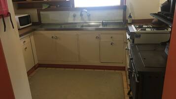 Großer Kühlschrank, Mikrowelle, Ofen, Herdplatte