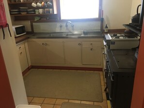 Full-sized fridge, microwave, oven, stovetop