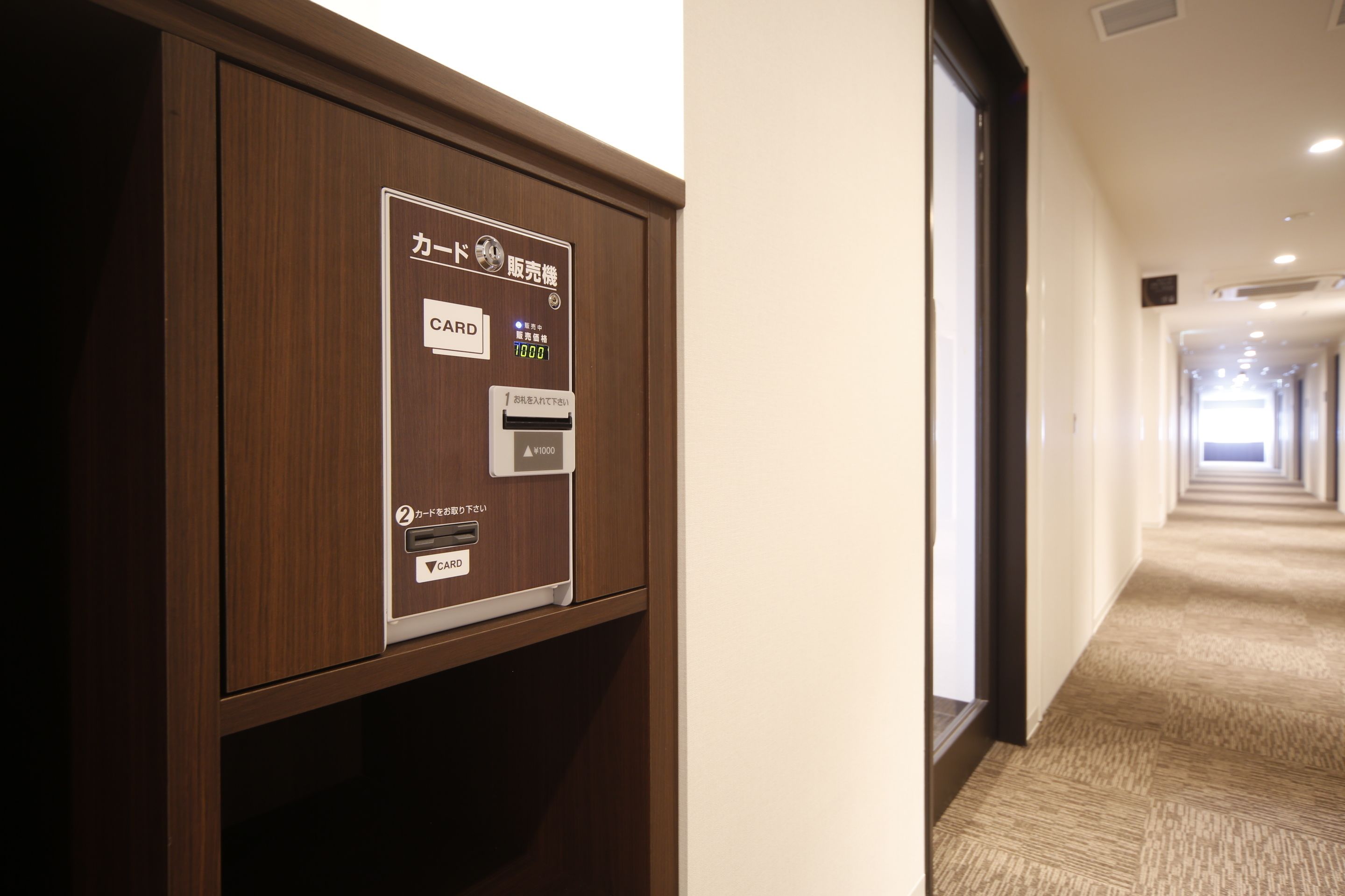 Un lecteur de cartes situé dans un couloir d'hôtel.