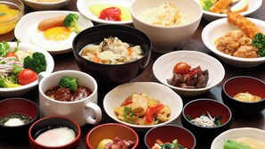 Café da manhã com buffet todos os dias (JPY 2000 por pessoa) 