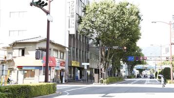 Una intersección de calles con edificios, un semáforo y un paso de peatones.