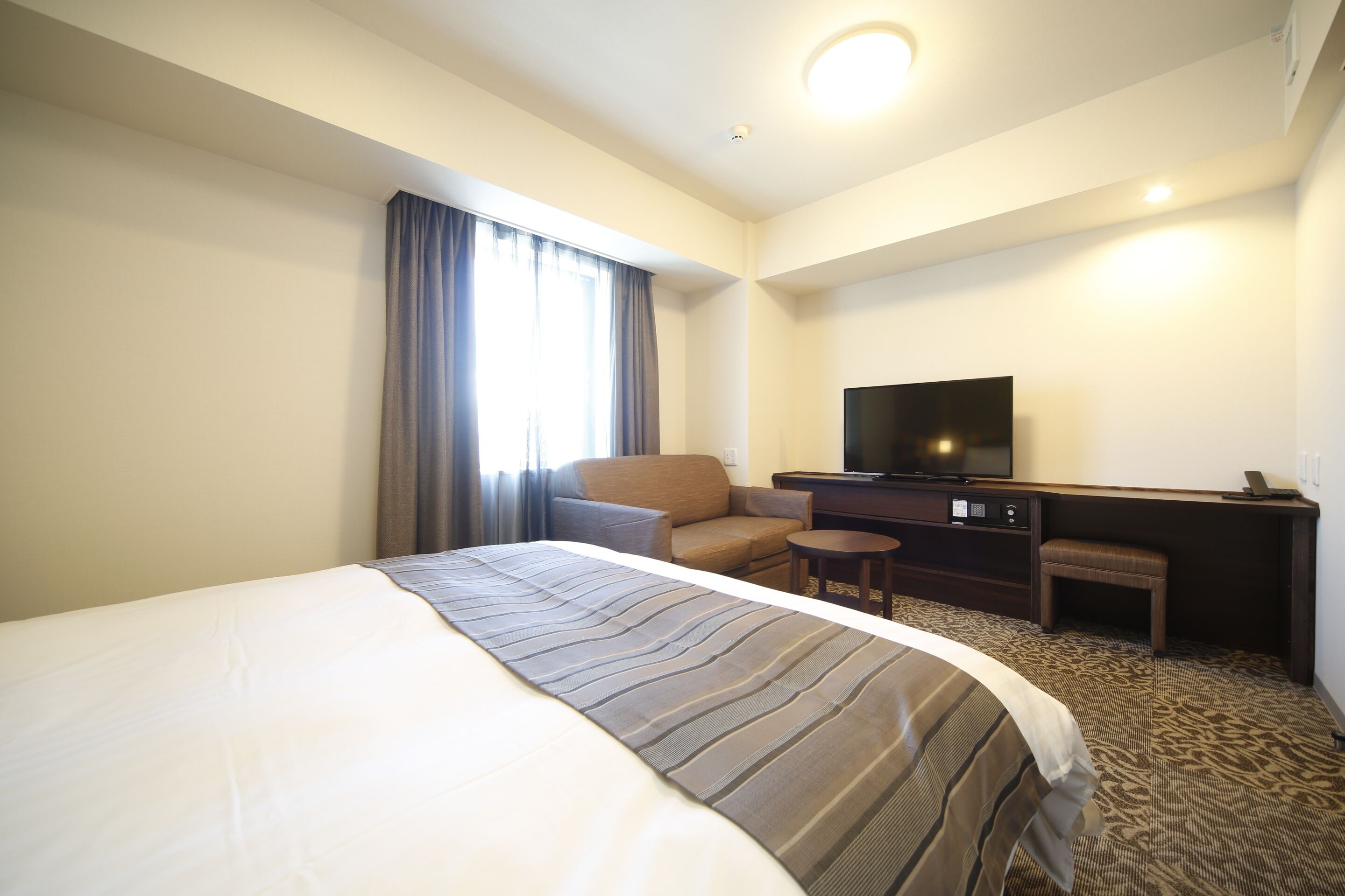 moderate king room, non smoking | 1 bedroom, down duvets, in-room safe, desk