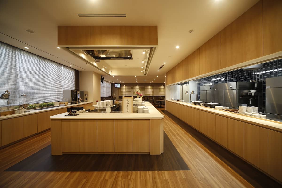 daily buffet breakfast (jpy 2000 per person)