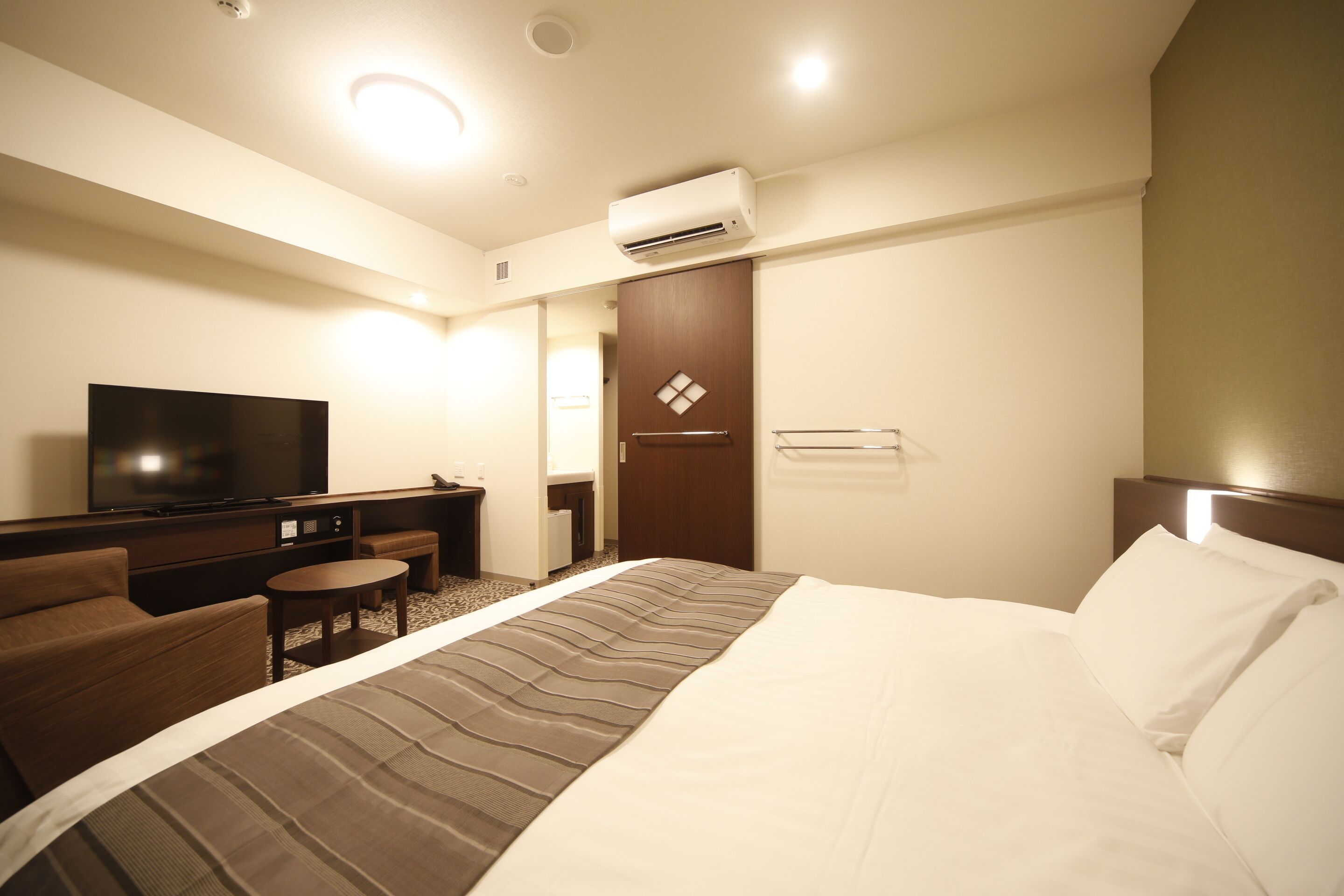 moderate king room, non smoking | 1 bedroom, down duvets, in-room safe, desk