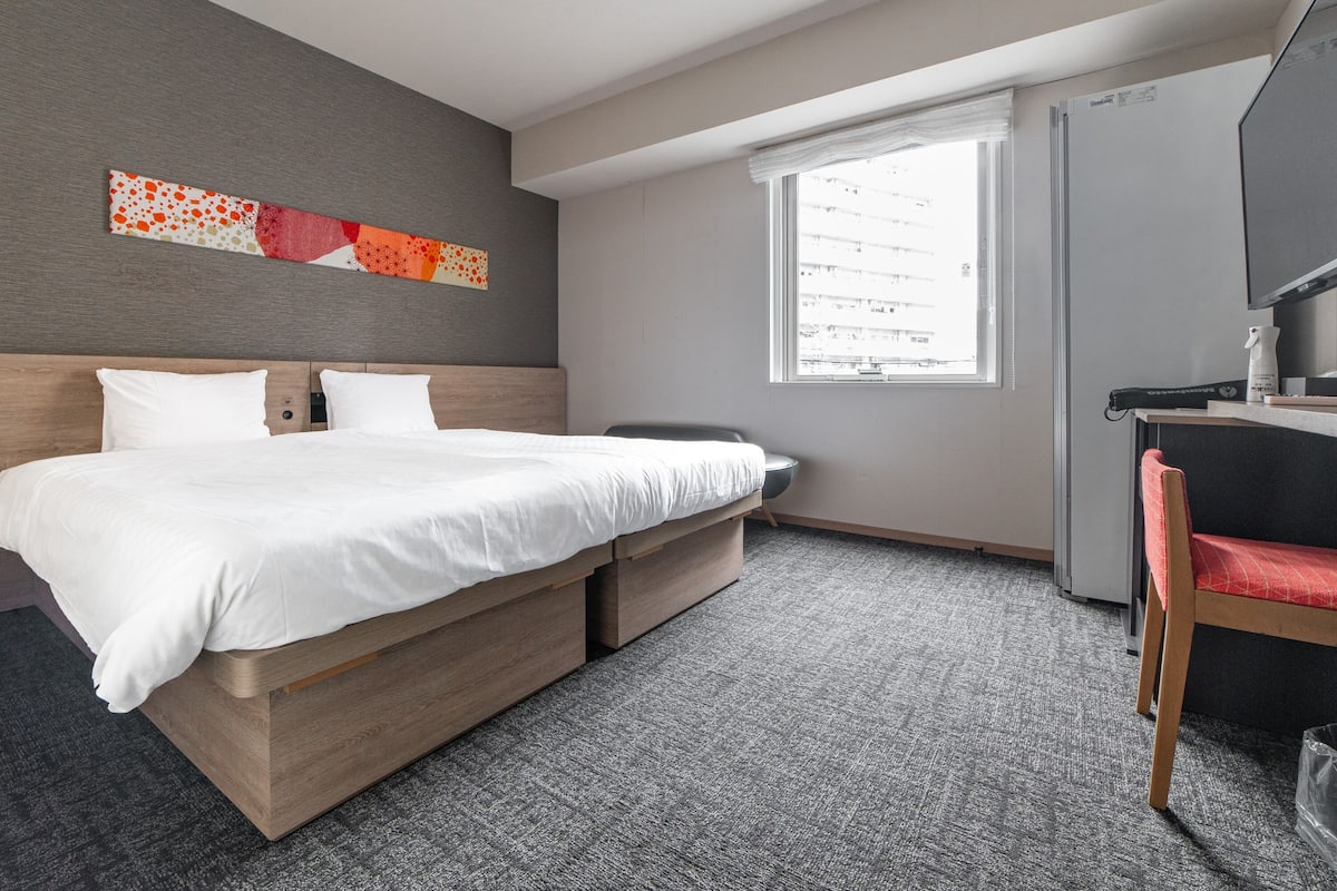 Habitación con 2 camas individuales (Universal) | Wifi gratis, ropa de cama y acceso para silla de ruedas