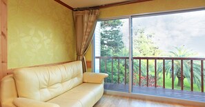 Chambre avec lits jumeaux (Hallasan 99 sqm.) | Coin séjour | Télévision à écran plat