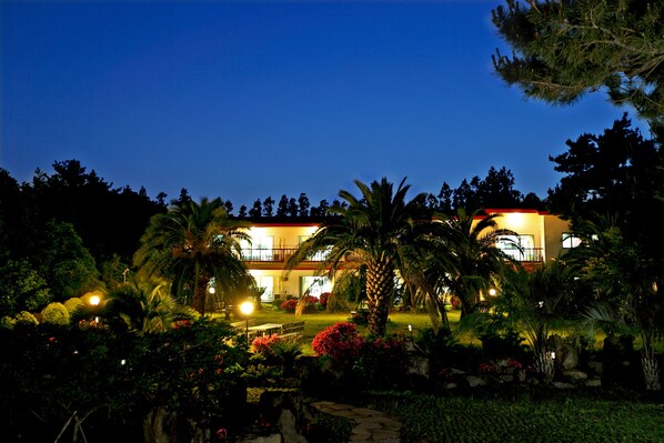 住宿正面 - 傍晚/夜晚