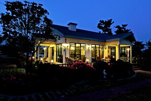 住宿正面 - 傍晚/夜晚