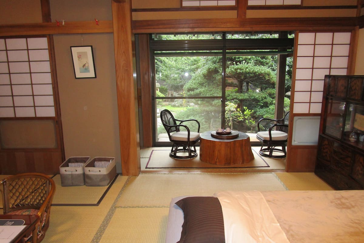 Quarto tradicional, vista para o jardim (Japanese Style, 102) | Cofres nos quartos, escrivaninha, cortinas blackout
