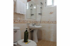 Family Room, 2 Bedrooms (72 sqm.) | Bathroom | Shower, free toiletries - Seom See Pension (Seogwipo)