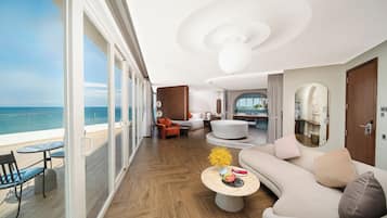 3 Bedroom Family Suite (40-minute Body Massage for 6) | Opholdsområde | 32-tommers LED-tv med kabelkanaler, tv