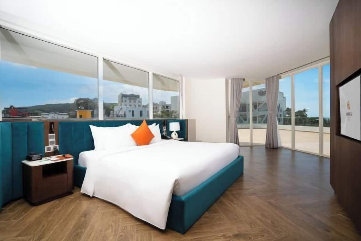 Minibar, in-room safe, desk, blackout drapes