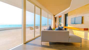 Executive Suite Ocean View Double room (40-minute Body Massage for 2) | Area keluarga | Televisi LED 32-inci dengan saluran TV kabel dan TV