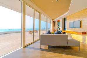 Executive Suite Ocean View Double room (40-minute Body Massage for 2) | บริเวณนั่งเล่น | ทีวีจอแอลอีดี 32 นิ้ว พร้อมช่องเคเบิล, ทีวี