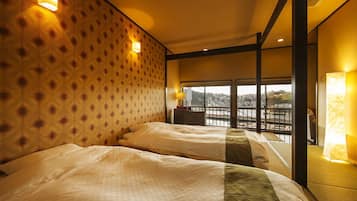 高级双床房, 无烟房, 海滨 (with open-air bath, Hide and Seek) | 迷你吧、客房内保险箱、办公桌、床单