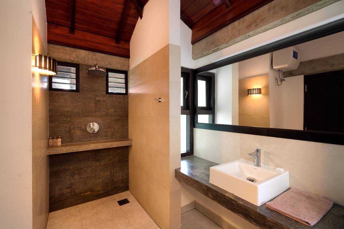 bungalow, terrace | bathroom | shower, free toiletries, towels