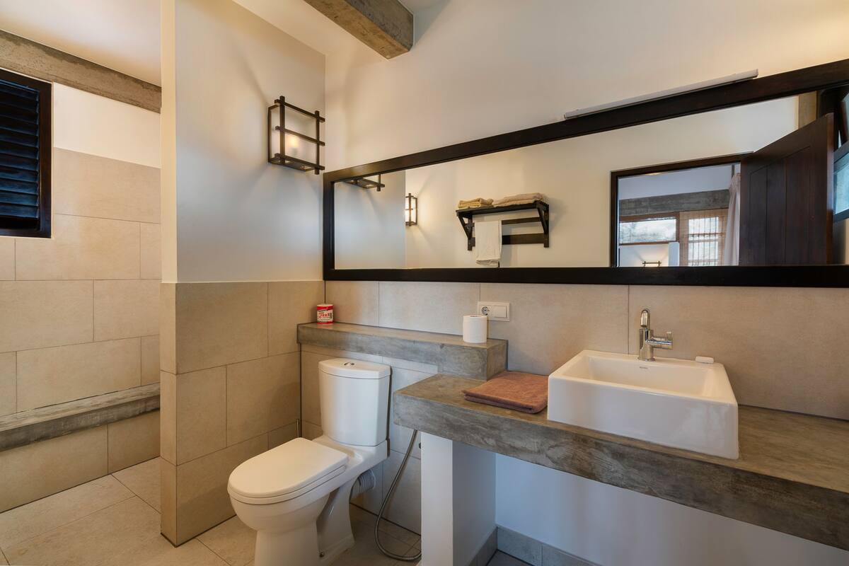 shower, free toiletries, towels