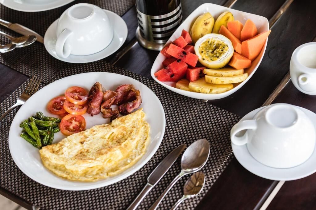 breakfast, lunch, dinner served; international cuisine