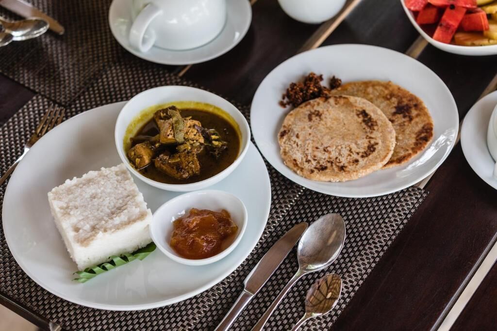 breakfast, lunch, dinner served; international cuisine