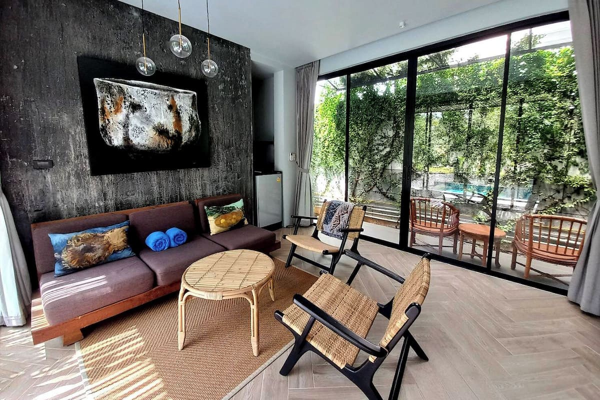 蜜月客房 | 起居區 | 45-吋平面電視、數位頻道、電視