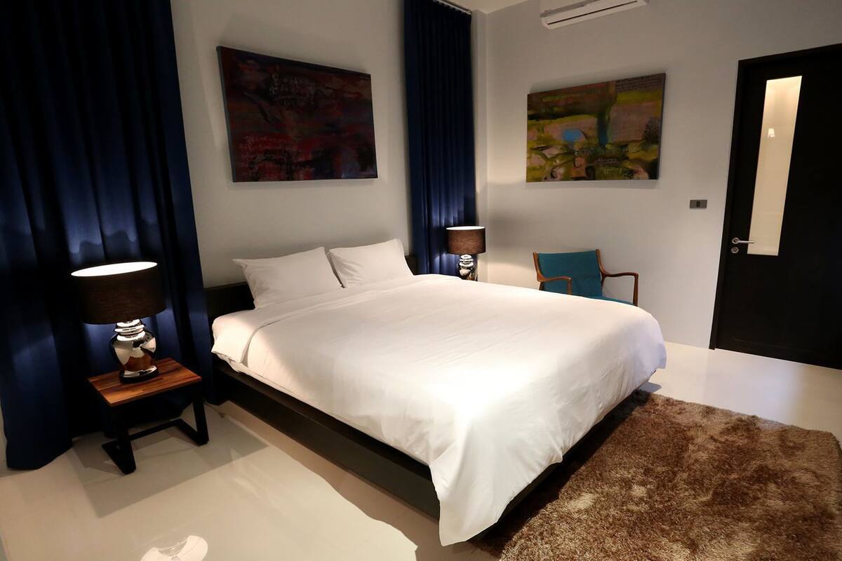 Isi minibar gratis, brankas, tirai kedap cahaya, dan Wi-Fi gratis
