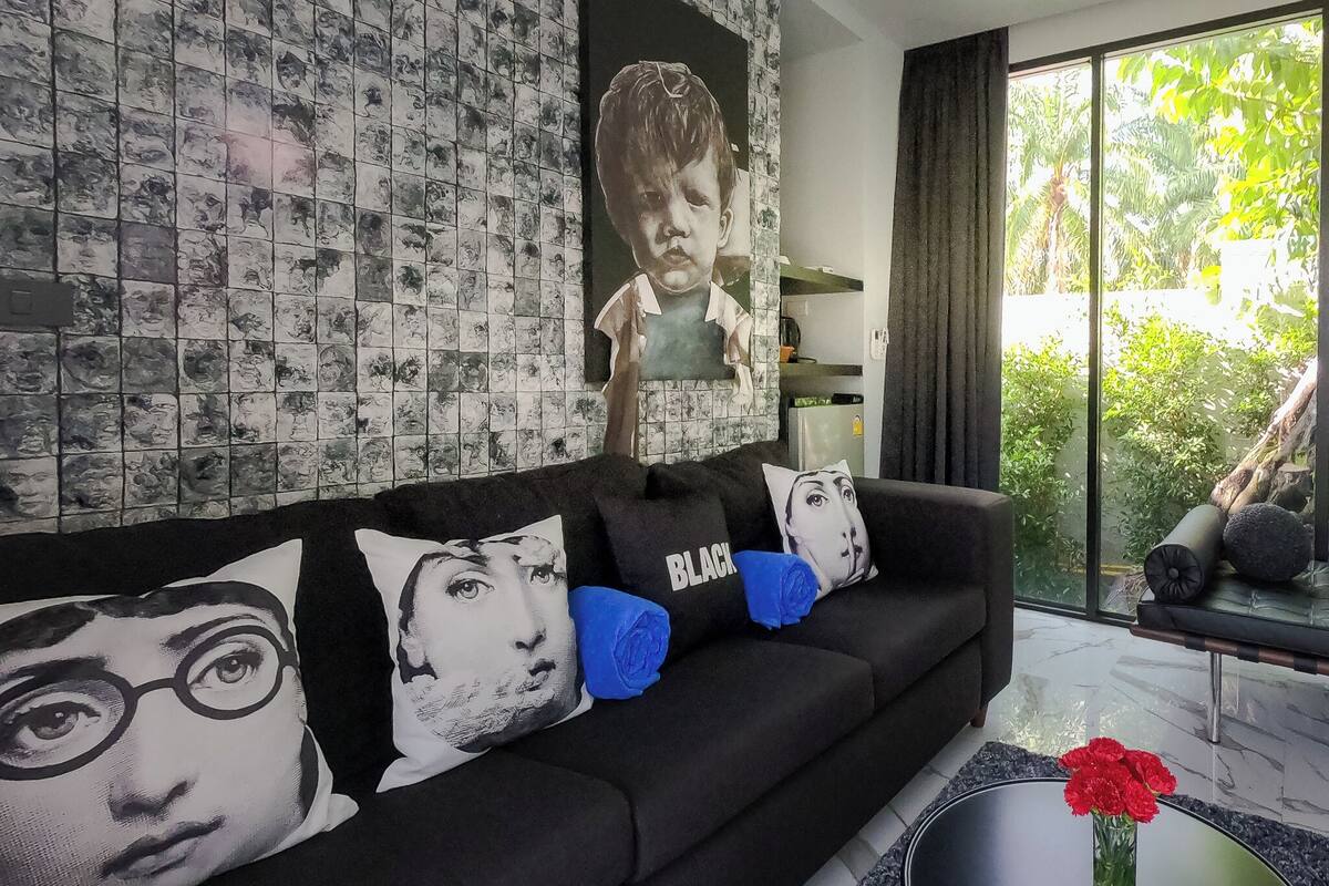 Villa of Art | Area keluarga | Televisi layar datar 45-inci dengan saluran TV digital dan TV