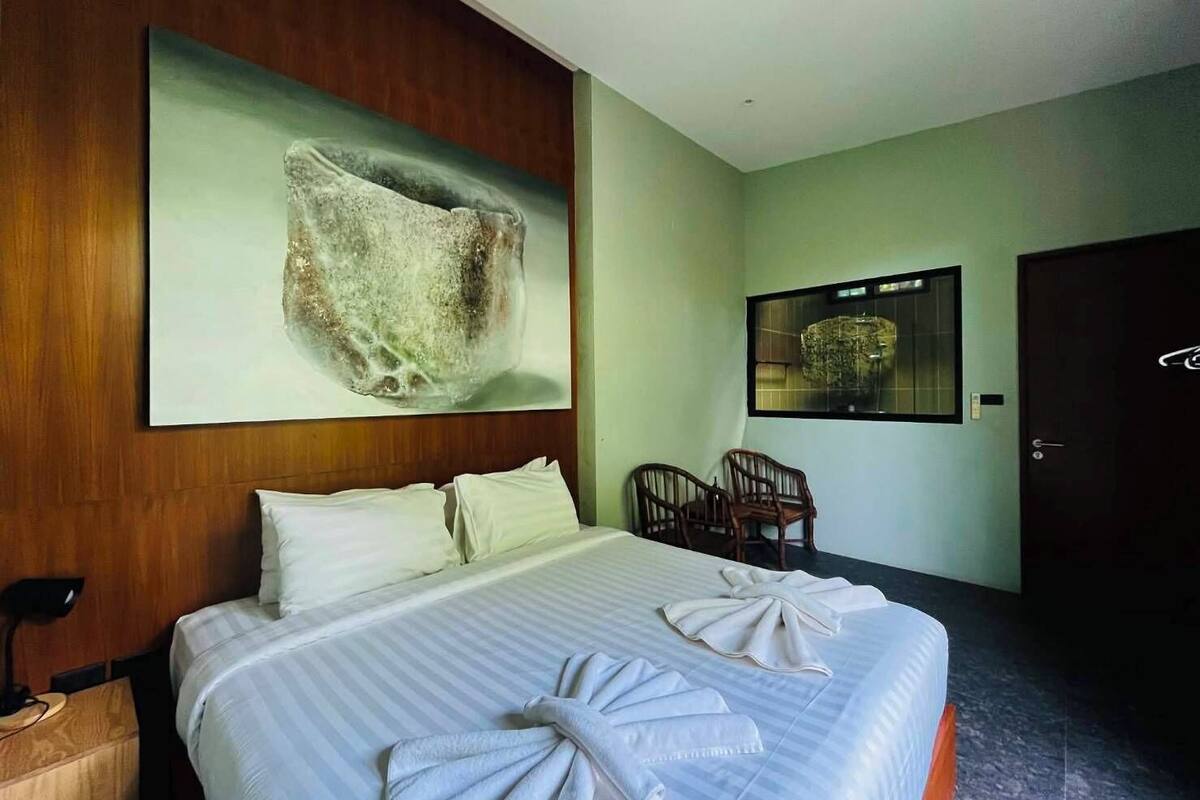 Isi minibar gratis, brankas, tirai kedap cahaya, dan Wi-Fi gratis