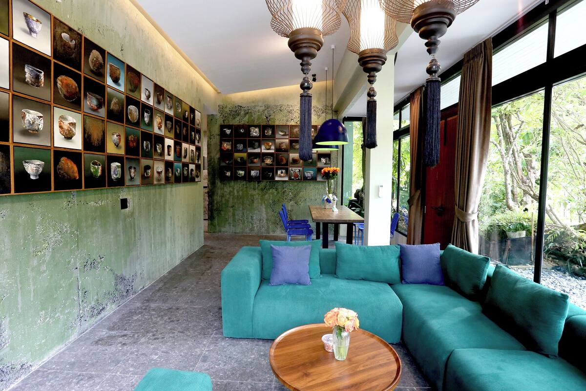 2 Bedroom Secret Garden | Area keluarga | Televisi layar datar 45-inci dengan saluran TV digital dan TV