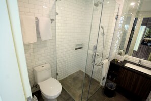 Executive-Zimmer, Gartenblick | Badezimmer | Dusche, kostenlose Toilettenartikel, Haartrockner, Hausschuhe
