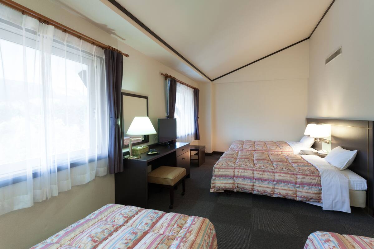 Family Room, Non Smoking | Desk, free WiFi