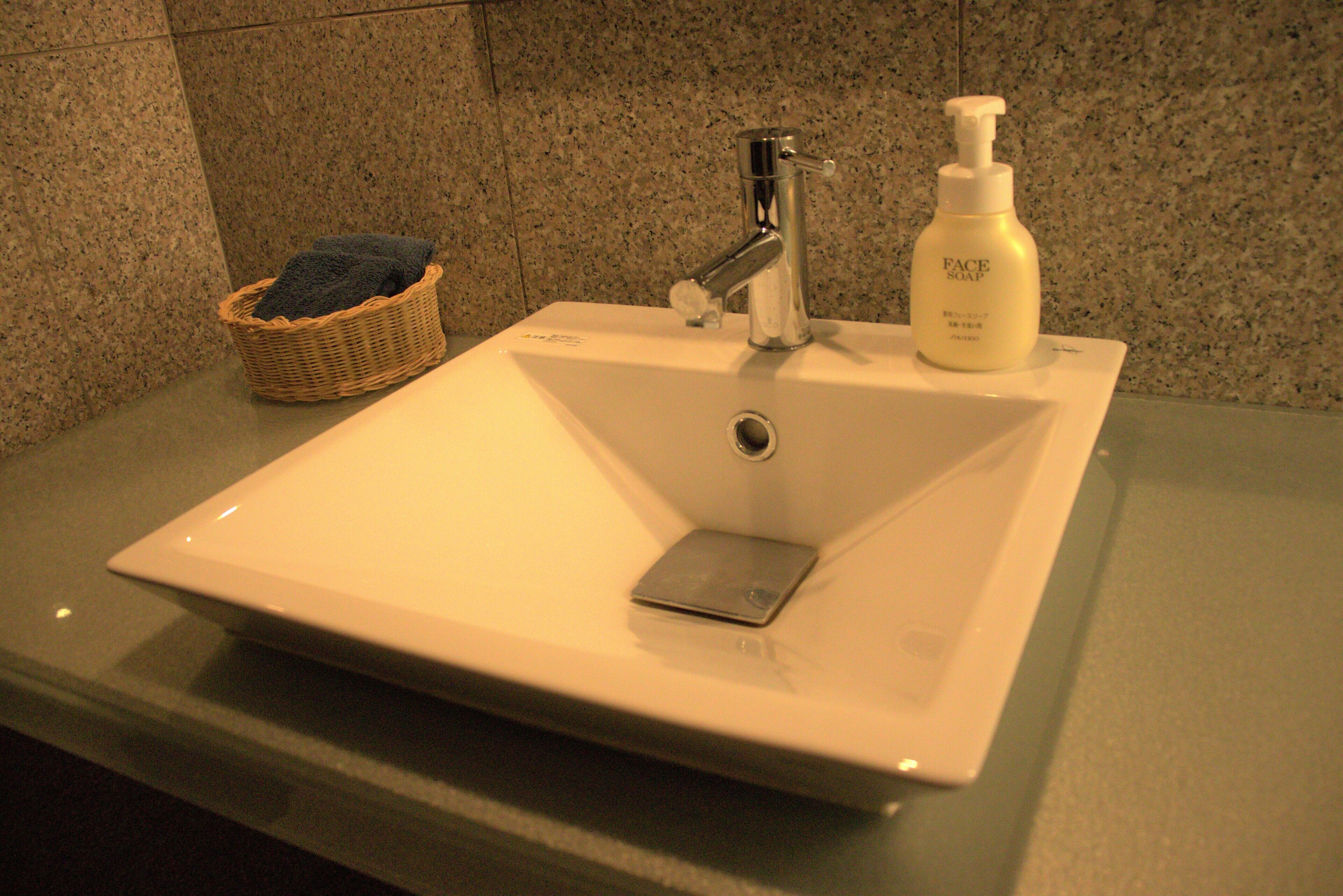 royal suite room, non smoking | bathroom | combined shower/bathtub, free toiletries, hair dryer, slippers