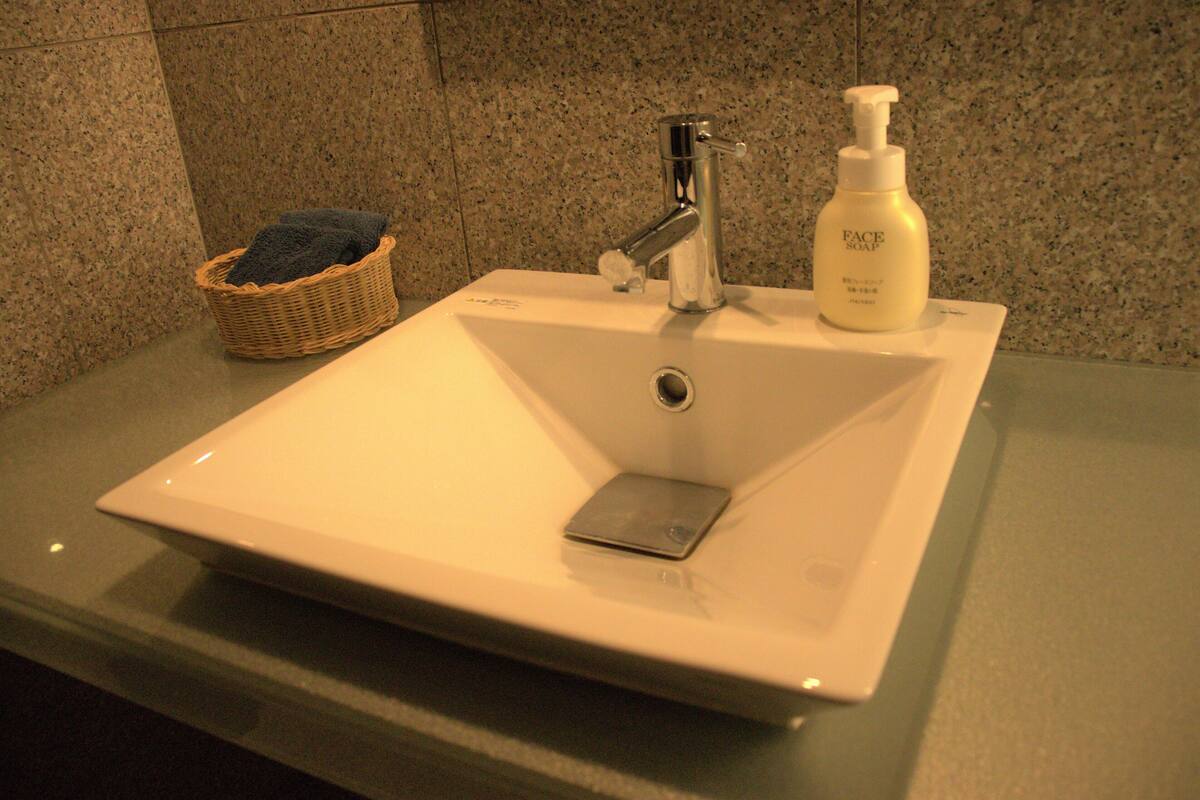 royal suite room, non smoking | bathroom | combined shower/bathtub, free toiletries, hair dryer, slippers