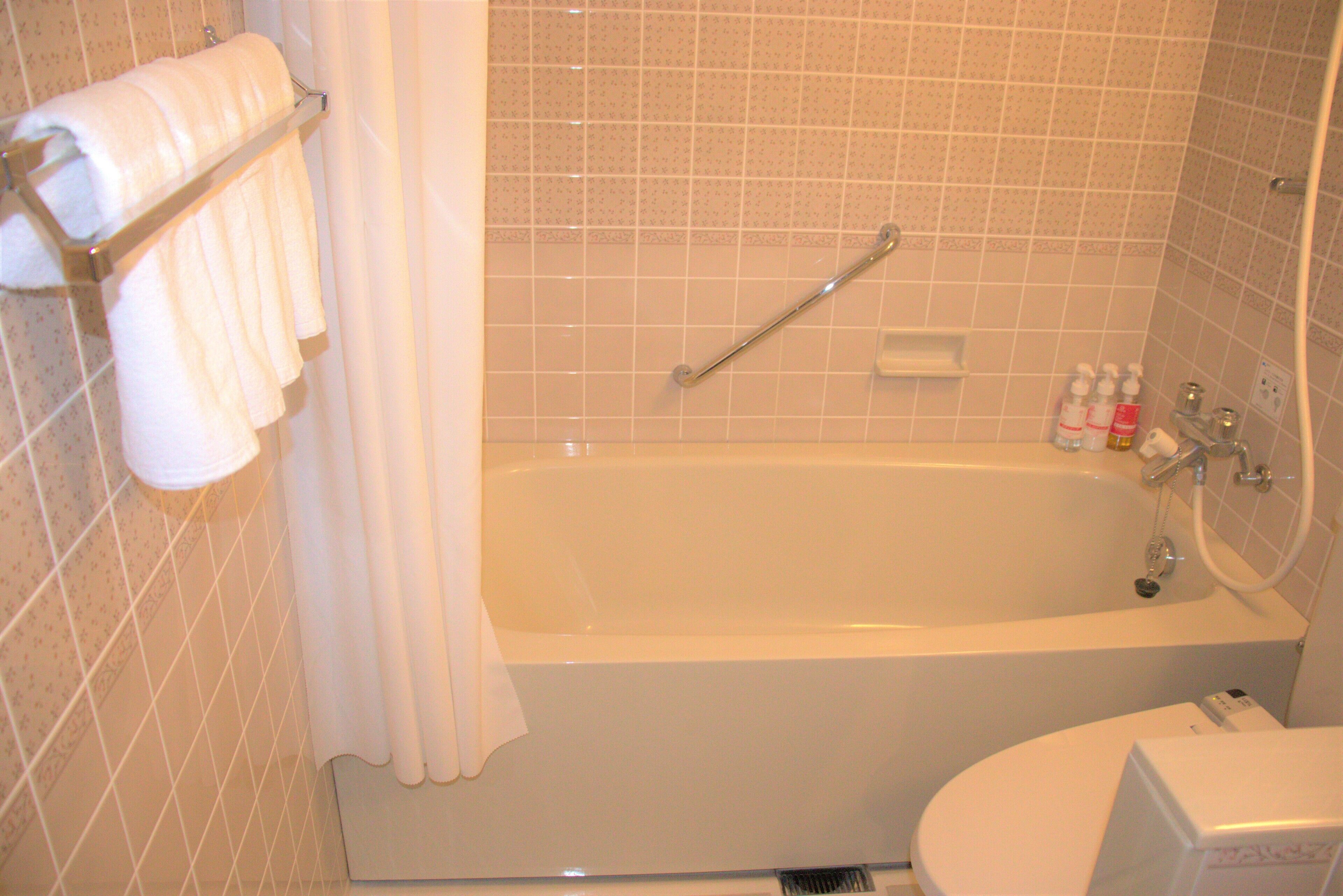 royal suite room, non smoking | bathroom | combined shower/bathtub, free toiletries, hair dryer, slippers