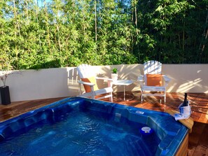 Outdoor spa tub - Villa Roma on Capri - GC (Surfers Paradise)