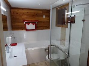 King En-suite Room + Spa  | Bathroom | Separate tub and shower, jetted tub, free toiletries, hair dryer - Brooklyn Motel (Brooklyn)
