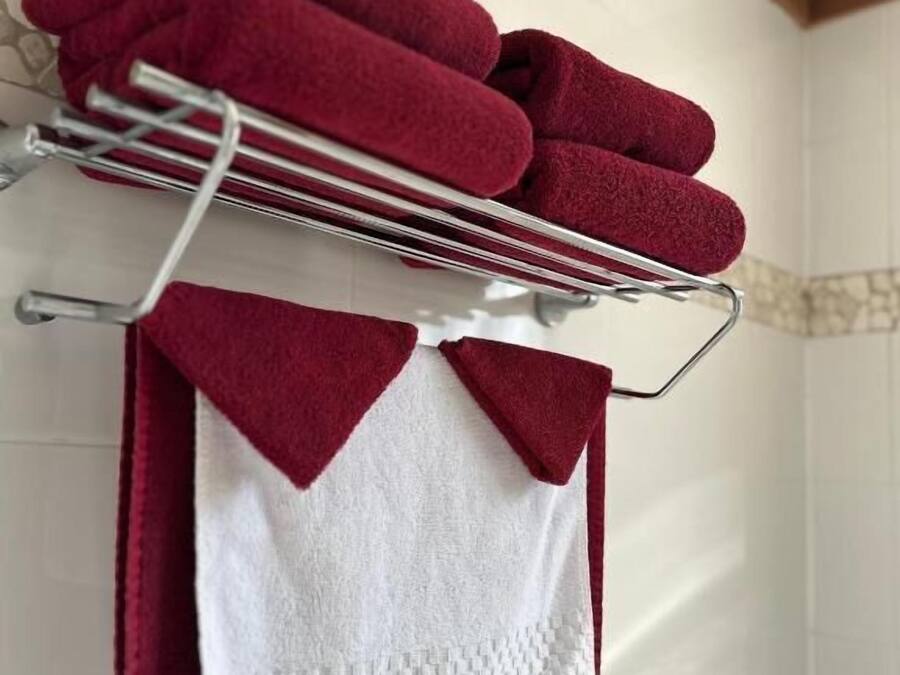 Deluxe Room, 1 King Bed, Jetted Tub, Garden View | Bathroom | Separate tub and shower, jetted tub, free toiletries, hair dryer