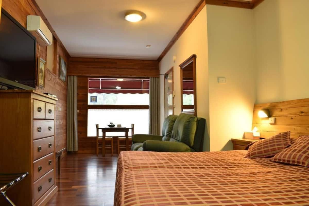 King En-suite Room + Spa | Premium bedding, pillowtop beds, individually decorated