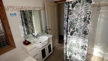 Deluxe Room, 1 King Bed, Jetted Tub, Garden View | Bathroom | Separate bathtub and shower, jetted bath, free toiletries, hair dryer