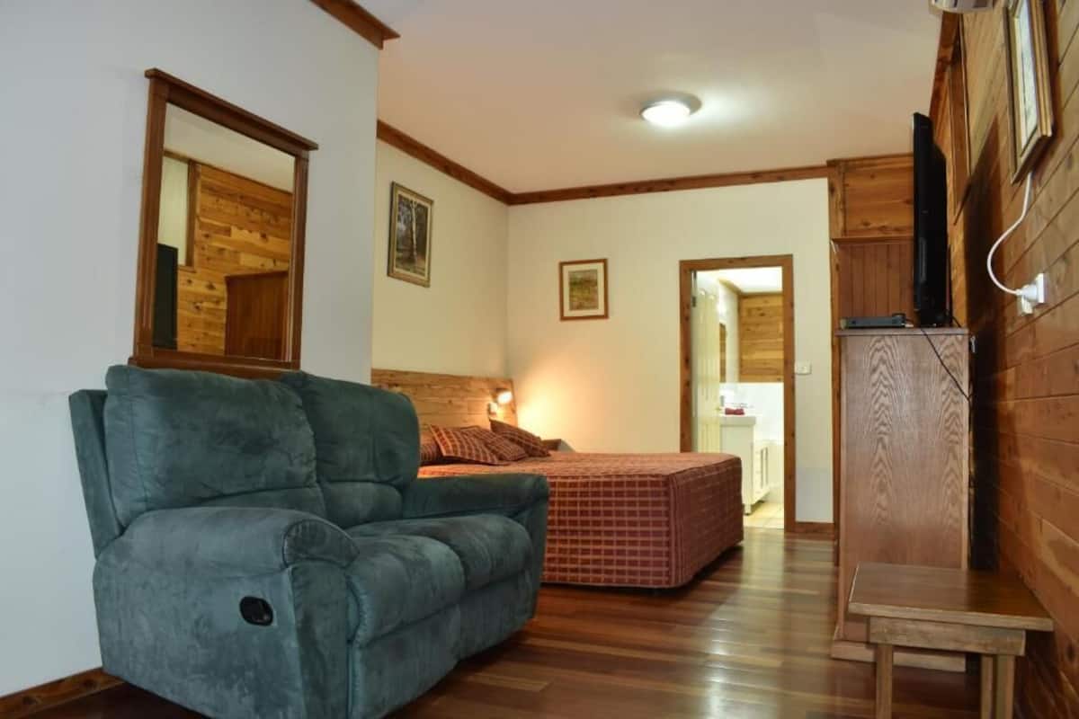 Deluxe Room, 1 King Bed, Jetted Tub, Garden View | Premium bedding, pillowtop beds, individually decorated