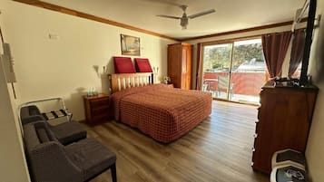 Deluxe-Zimmer, 1 King-Bett, Whirlpool, Gartenblick | Hochwertige Bettwaren, Pillowtop-Betten, individuell dekoriert