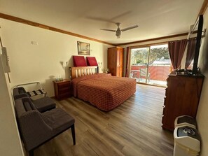 Habitación Deluxe, 1 cama de matrimonio grande, bañera de hidromasaje, vistas al jardín | Ropa de cama de alta calidad y colchones con acolchado adicional