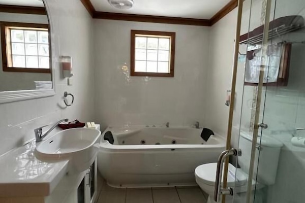 Klassieke kamer, 1 kingsize bed, en-suite badkamer | Badkamer | Een aparte badkuip en douche, een bubbelbad, gratis toiletartikelen