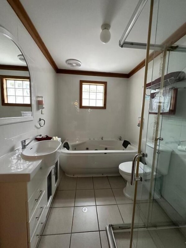 Classic Room, 1 King Bed, Ensuite | Bathroom | Separate tub and shower, jetted tub, free toiletries, hair dryer - Brooklyn Motel (Brooklyn)