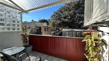 Deluxe Room, 1 King Bed, Jetted Tub, Garden View | Balcony