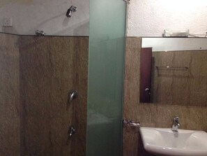 Shower, free toiletries, towels