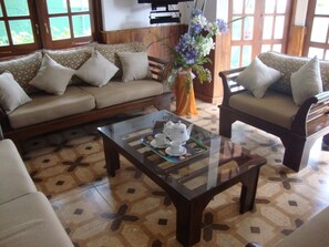 Lobby sitting area - Richmond Inn (Nuwara Eliya)